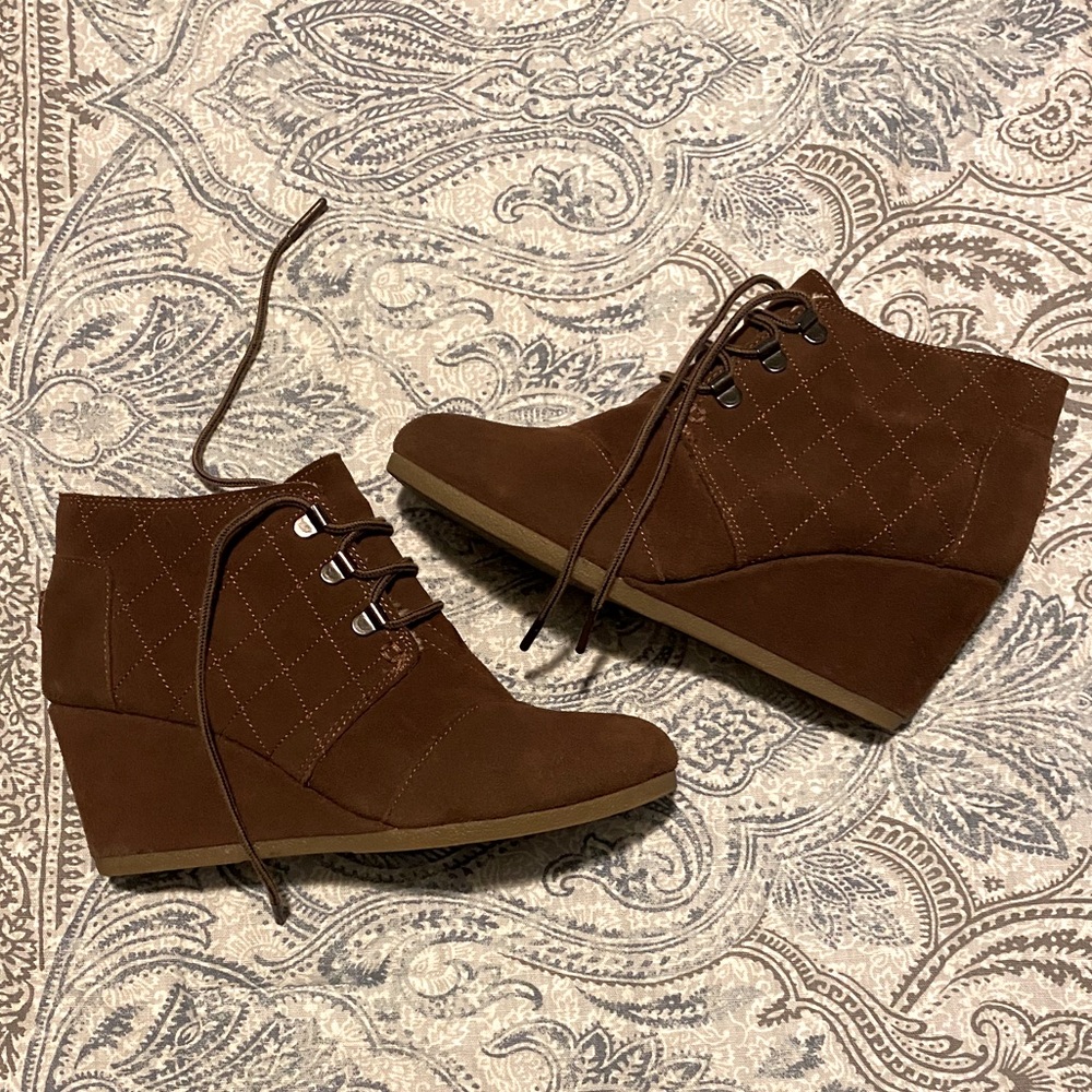 Toms Size 8 Quilted Desert Wedge Booties